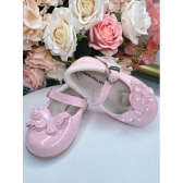Sapatinho Rosa Bebê Com Aplique de Borboletas e Pérolas
