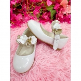 Sapatinho Branco Verniz Com Aplique de Flores Douradas Luxo