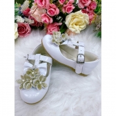 Sapatinho Branco Verniz C/ Aplique Flores Dourado e Lacinho