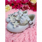 Sapatinho Branco Verniz C/ Aplique de Flores e Lacinho Luxo