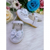 Sapatinho Branco Verniz Com Lacinho Duplo e Strass