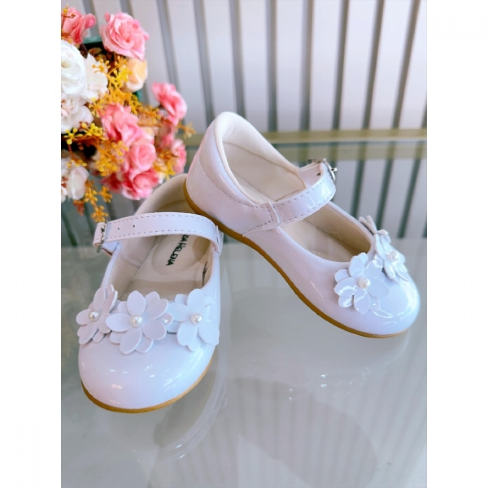 Sapatinho Branco Vermiz C/ Aplique de Florzinhas Batizado